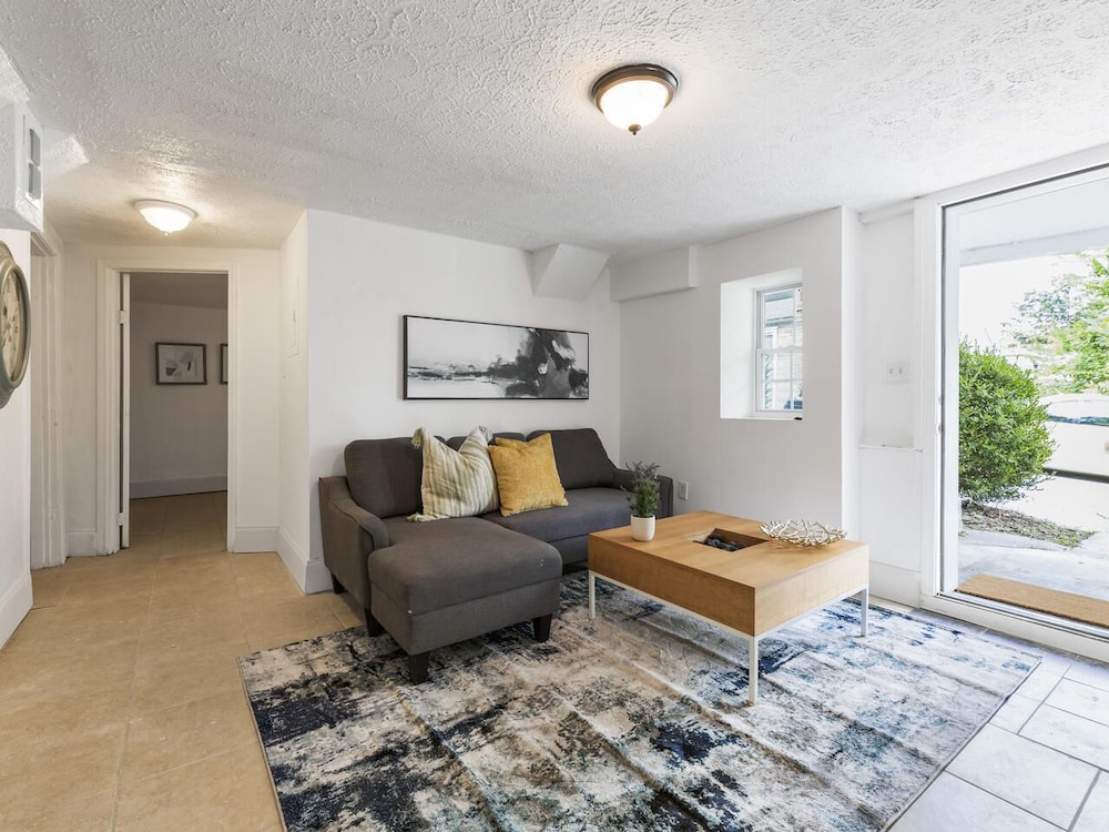 Bsmt Suite Near Stadium w Parking Coffee BBQ AC, Billede 21