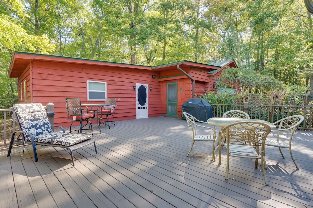 North Carolina Cabin w/ Deck, Bar & Pool Table! view 5