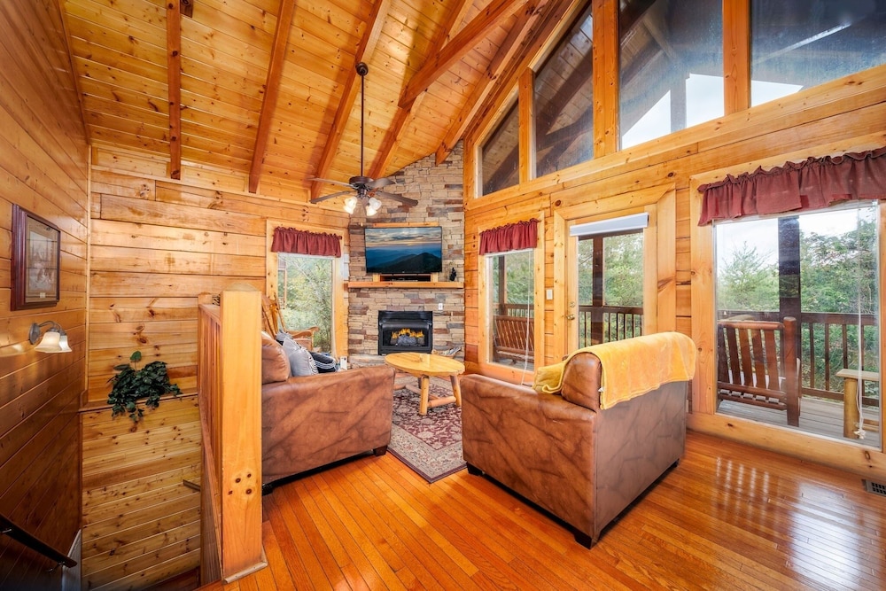 Ern812 - Eagles Perch 2 Bedroom Cabin by RedAwning view 3