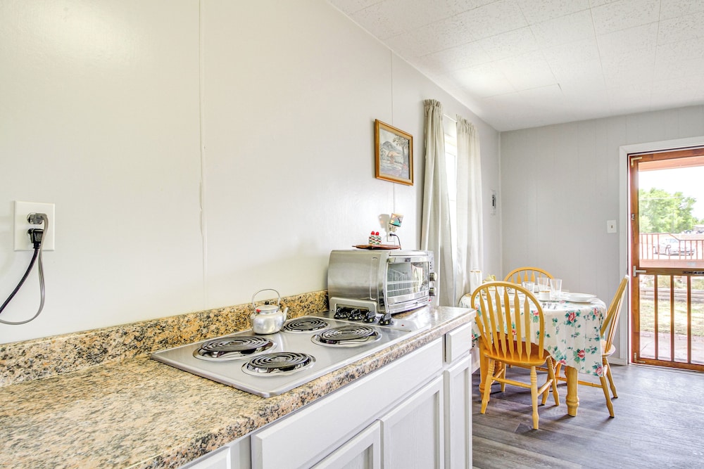 4 Mi to Rio Grande: Bosque Farms Home w/ Patio!