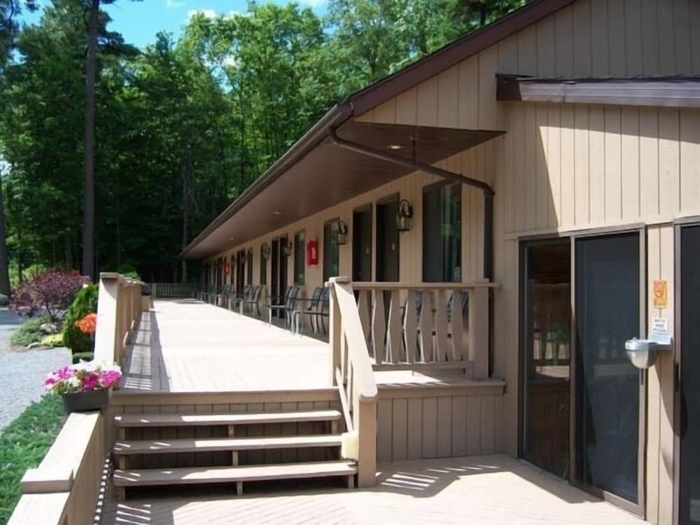 Tall Pines Motel