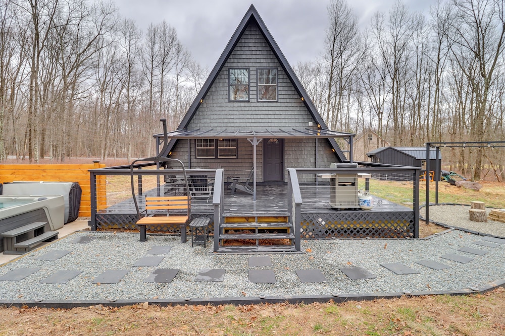 9 Mi to Big Boulder Mtn: A-frame Cabin w/ Hot Tub