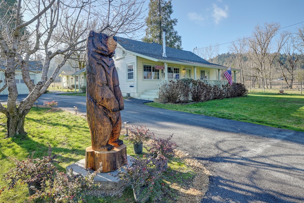 Near Rivers & Trails: Cabin in Rural Grants Pass