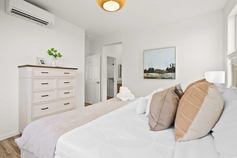 Sleeps 16, 2 Homes Ocean Views, Shared Pool + Gym, Near the Beach Avantstay