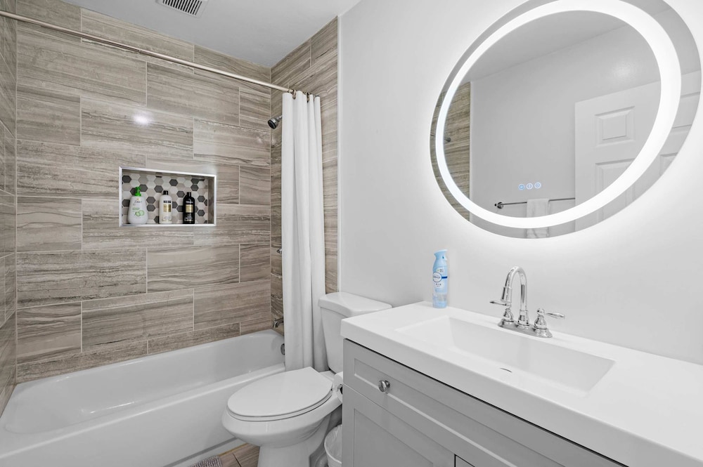 Chic Modern Stay w Patio Near LA Best Sights6