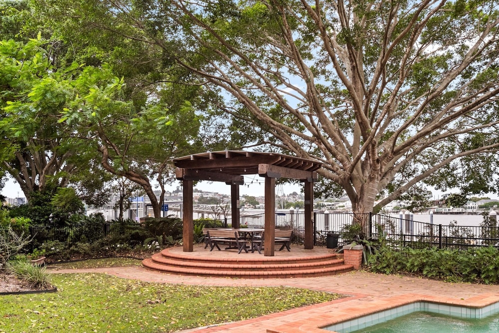 Stylish Riverside 2-bedroom Apartment in Teneriffe