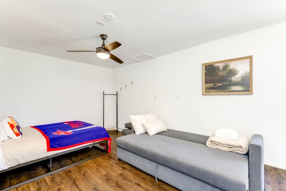 5 2 two Kings hot tub Firepit 16min to Wine Trail Nearby Pickleball Courts Pool