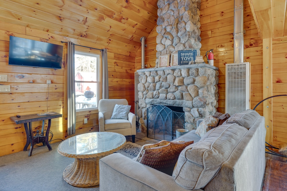 Cozy Laconia Cabin, Close to Winnipesaukee Pier!