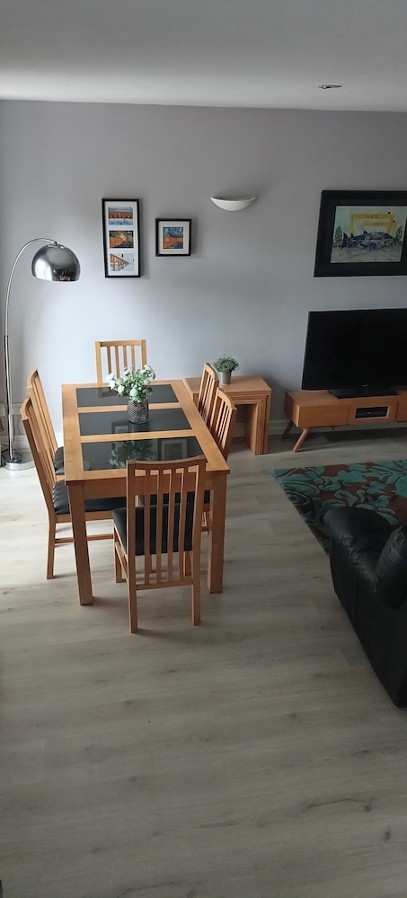 Bangor - 2 Bed Apartment- Sleeps 4 -privateparking