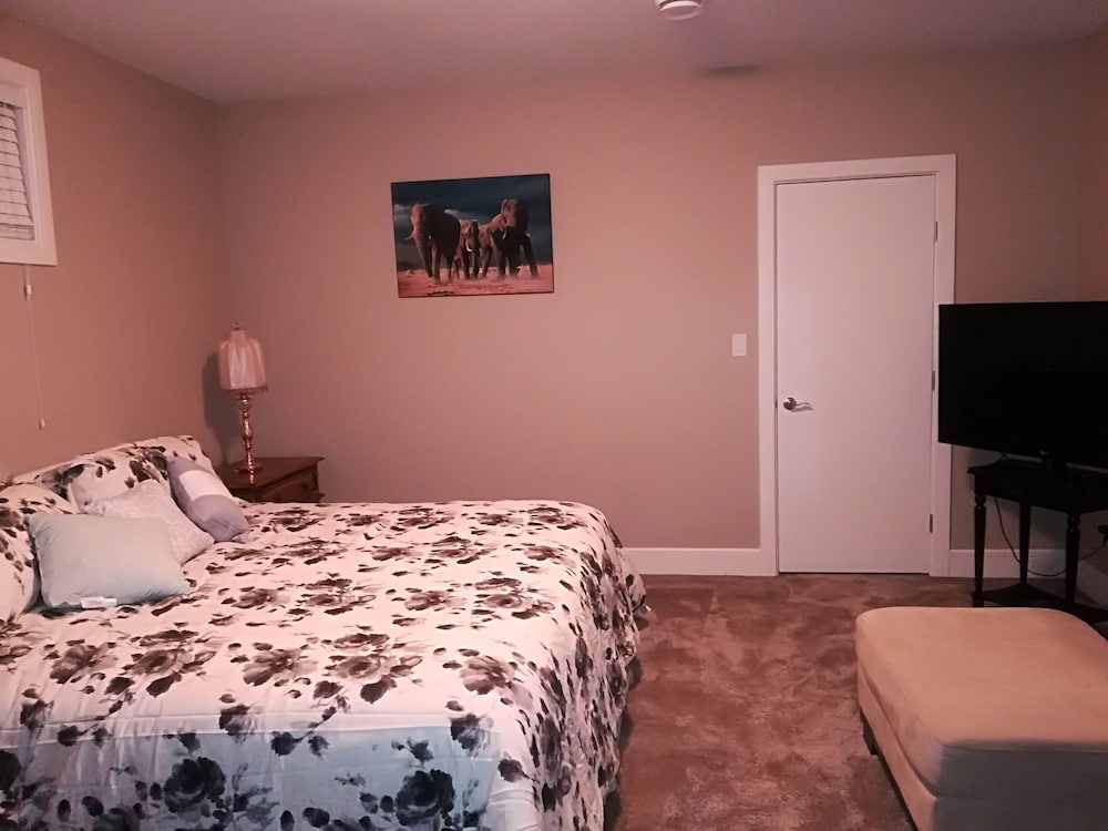 McConachie Luxury Inn - Image 2