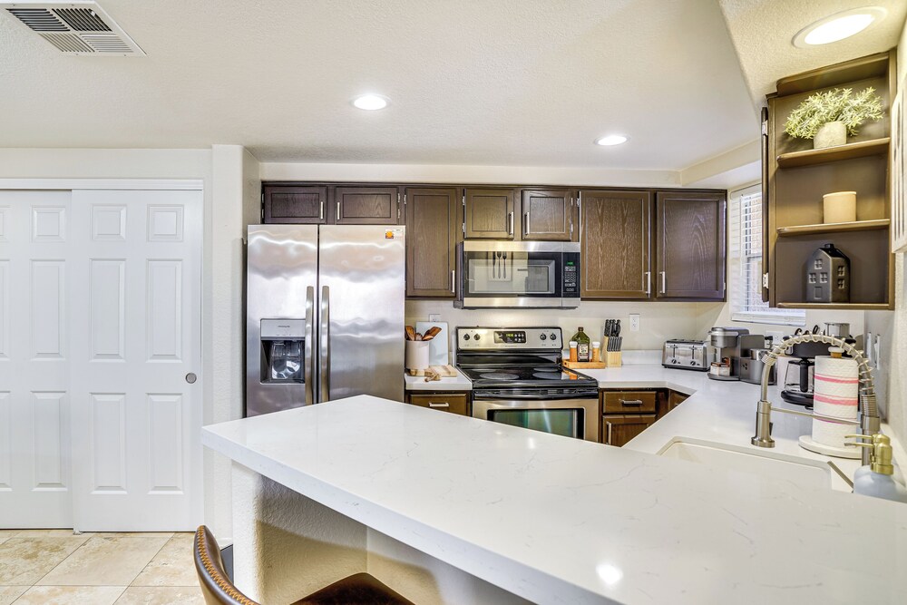 Family-friendly Condo w/ Pool Access in Phoenix!