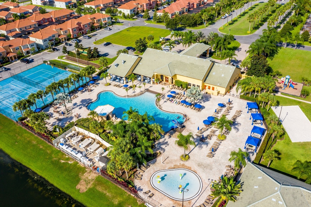 Breathtaking Villa with Pool close to Disney by RedAwning