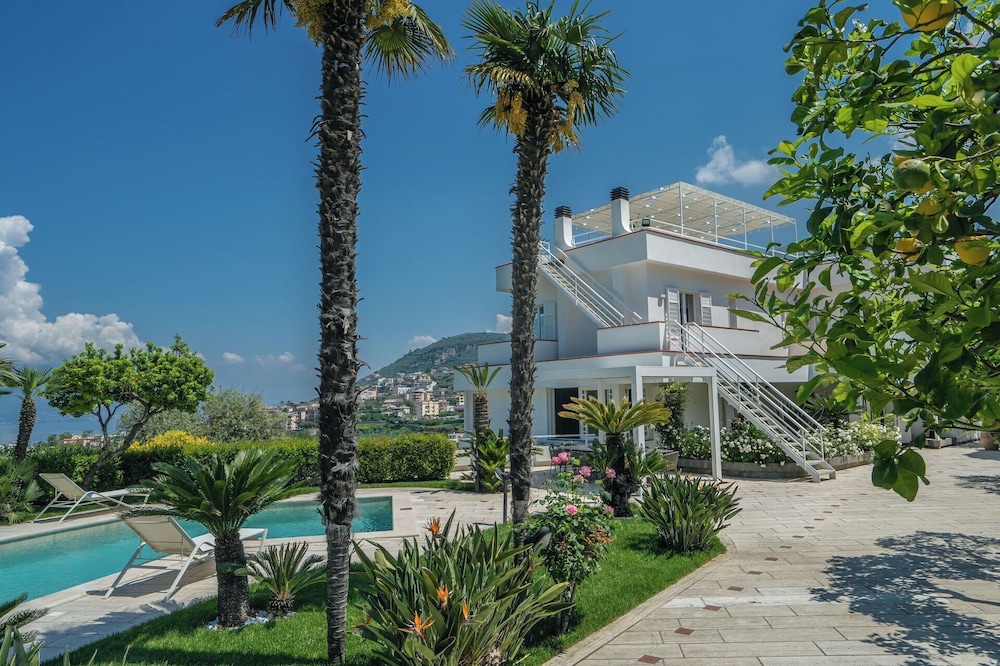 Luxury Levaina Villa, Sleeps 8 on the Amalfi Coast
