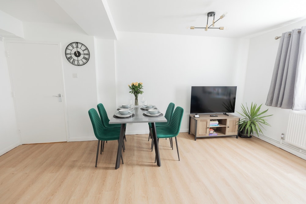 London Chic Apt, Great Location Free Parking