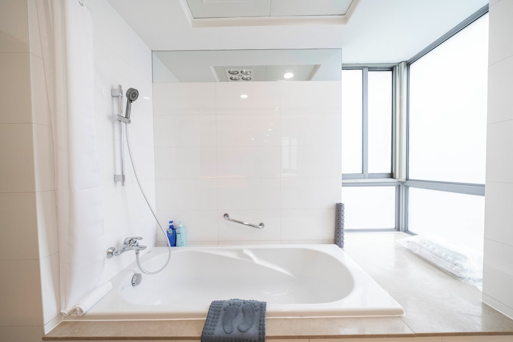 Tyms Spacious 3BR 2BA APT Laishi Di