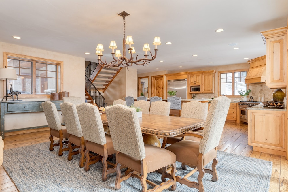 Telemark Luxury Retreat by Avantstay Stunning Views w Hot Tub Theatre Room and Pool Table