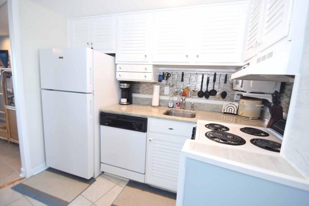 High Point South 3e 1 Bedroom Condo by RedAwning view 4