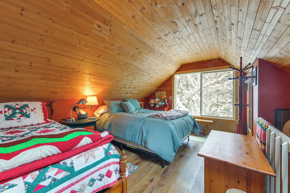 Cozy Ski Retreat! 3 Mi to Okemo Mtn Slopes