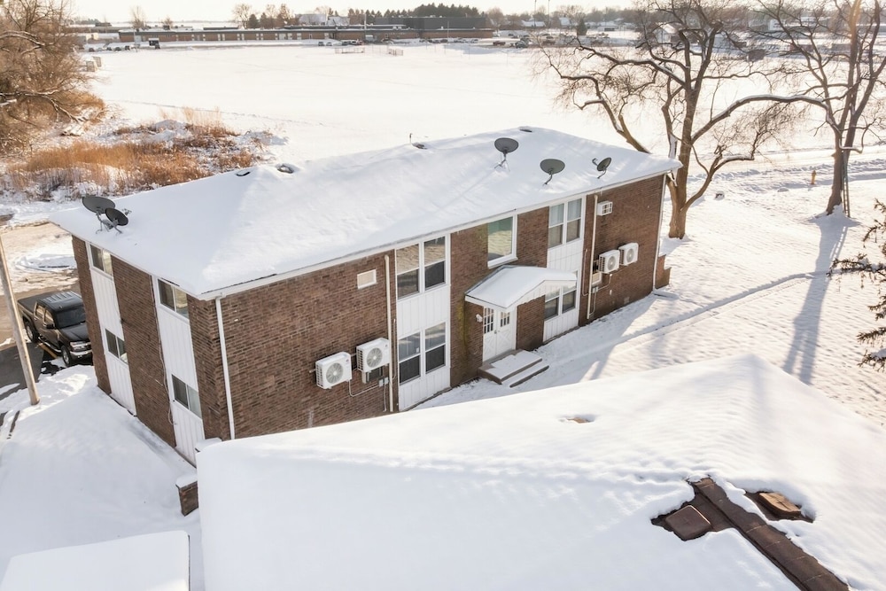 Modern 1BR Apt Near Lake & Downtown