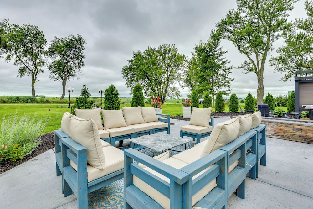 Group Getaway: Luxe Farmhouse in Mt Horeb!