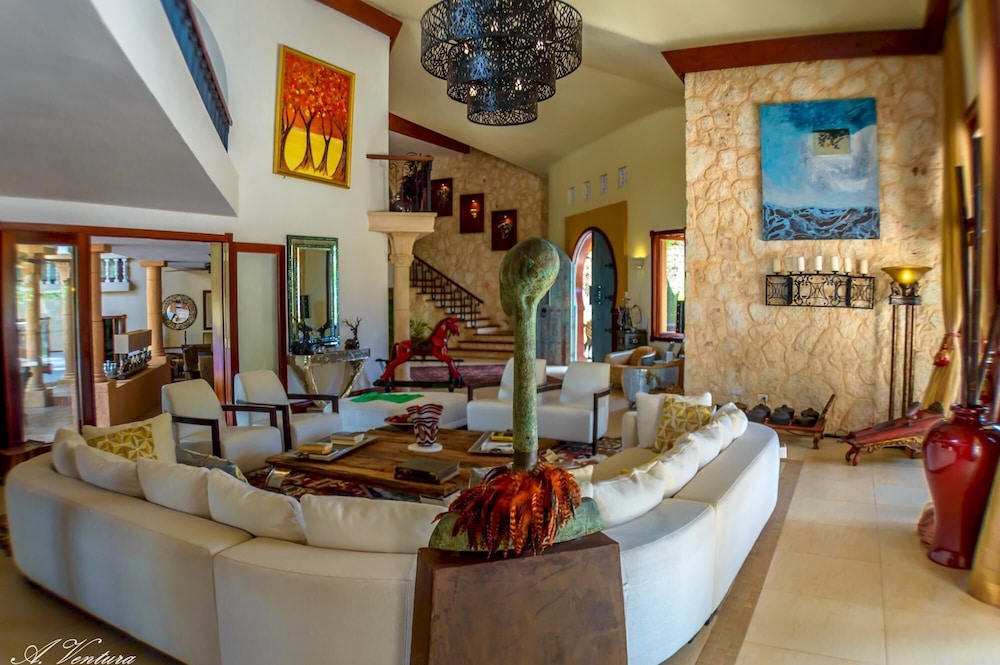 5-star Villa for Rent in Moroccan-style at Casa de Campo - Large Pool Jacuzzi Staff view 4