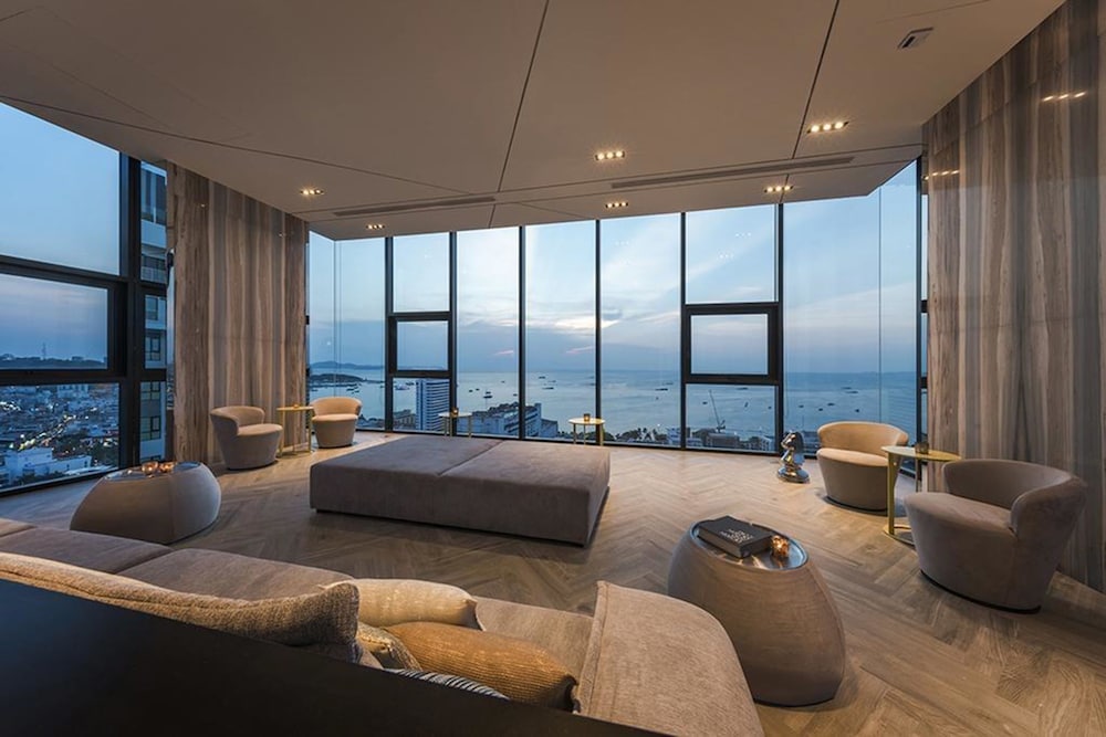 A Luxury 2 Bedrooms The Base Downtown
