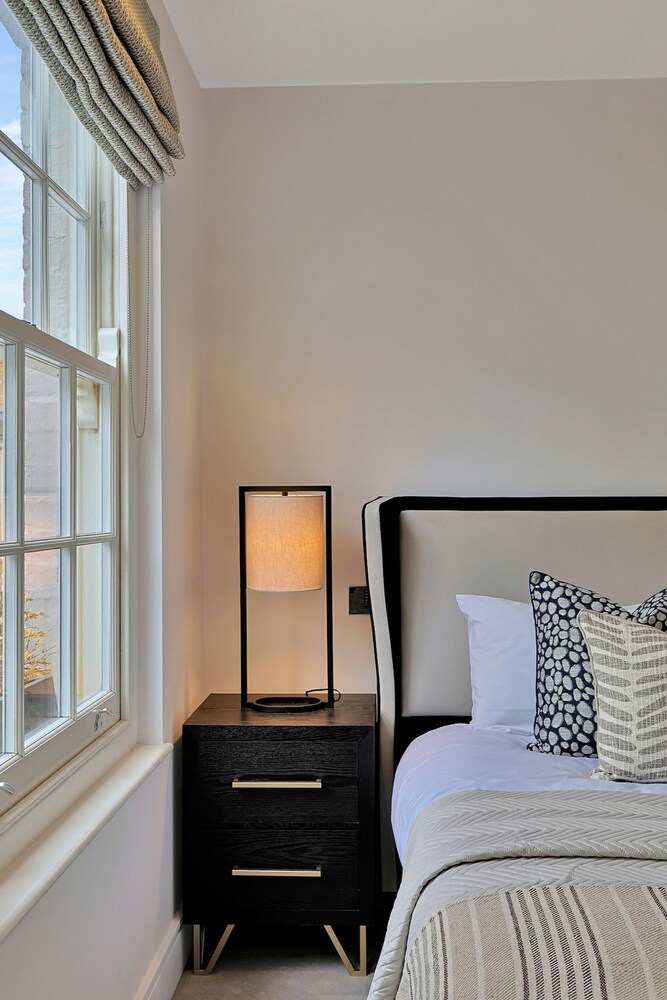 Luxe Home With Cinema Room - South Kensington