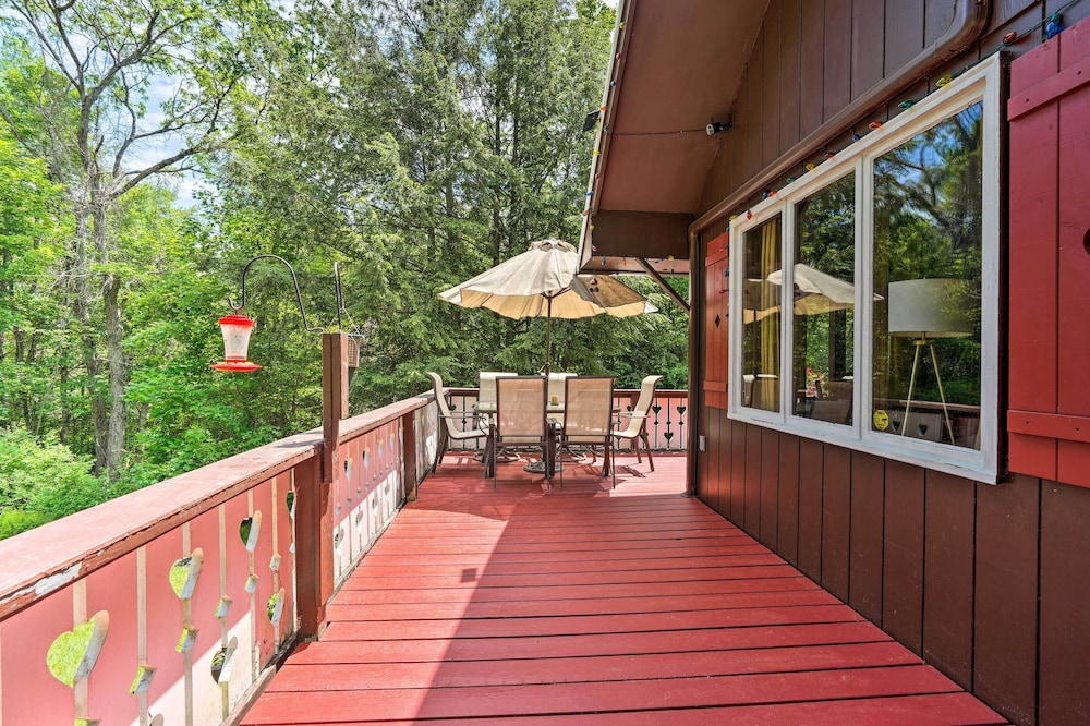 Vibrant Putney Cabin w/ Fire Pit: Hike & Ski!