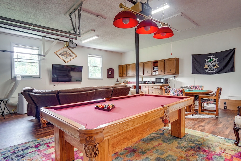 Pool & Game Room: Family Retreat in Fayetteville