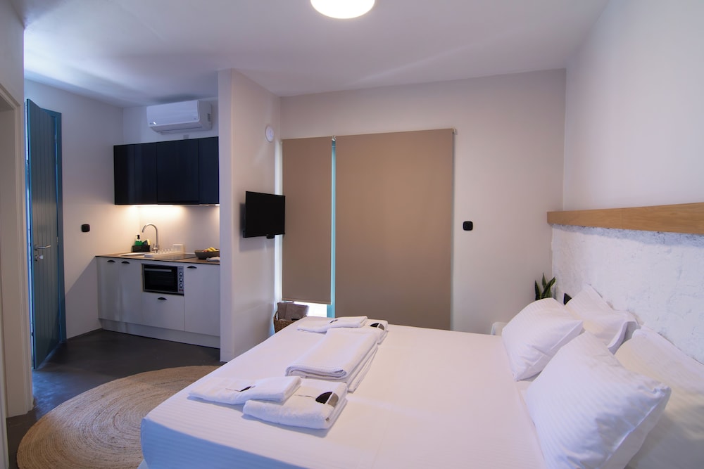 Thronos Suites