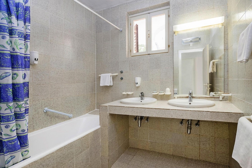 Beautiful Apartments in Jelsa, With Pool