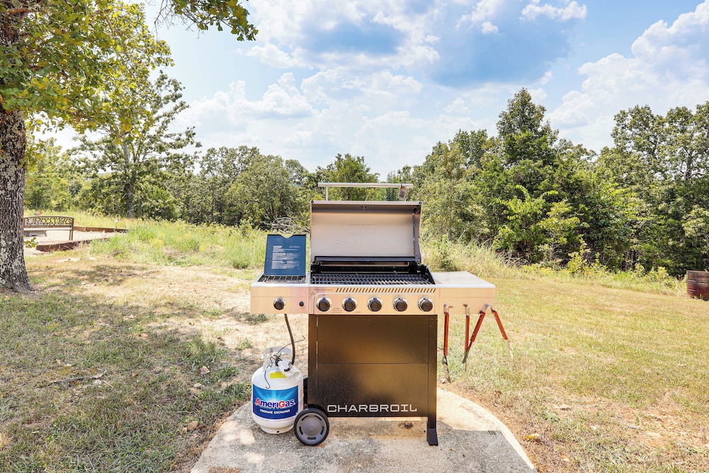 3 Mi to Spring River: Fully Furnished Outdoor Gem!