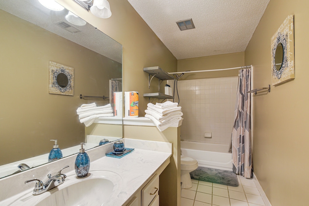 Residential Cul-de-sac: Suburban Memphis Hideaway!