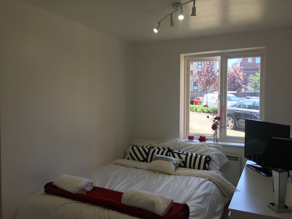 2 Bed Flat, Dedicated Workspace, Parking, 4KTV
