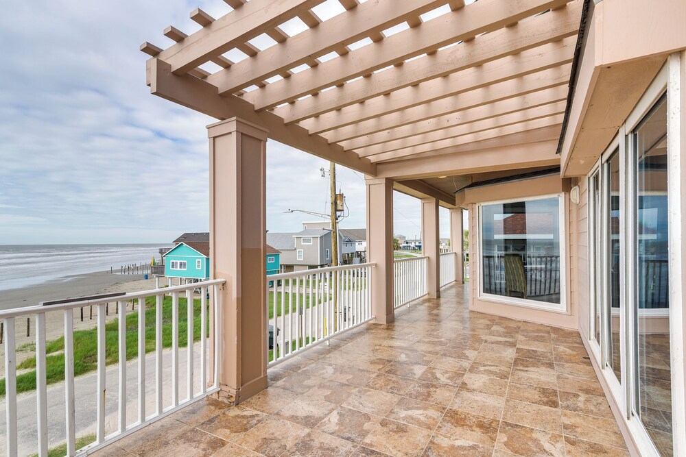 Oceanfront Galveston Beach House: Steps to Sand!
