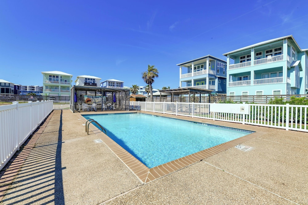 Steps to Beach & Boardwalk: Condo in Port Aransas!