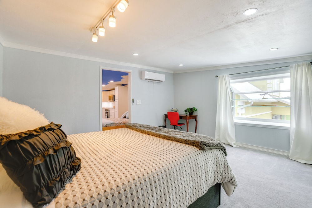 Aircraft Tours! Fly-in Hangar Apt in New Waverly