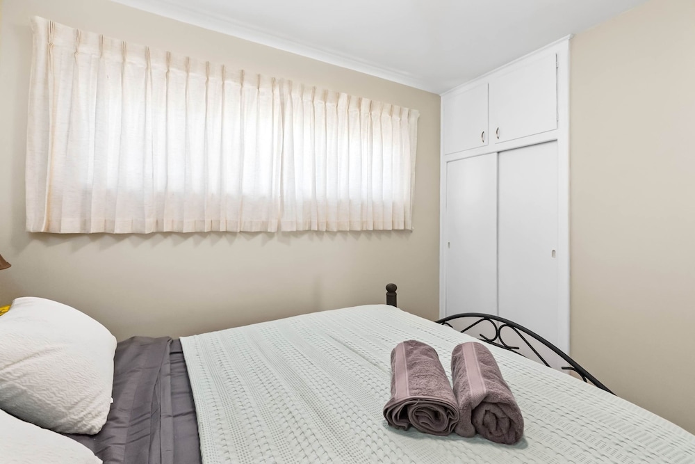 Cozy 2BR Home With Bright Interior Relaxing Patio