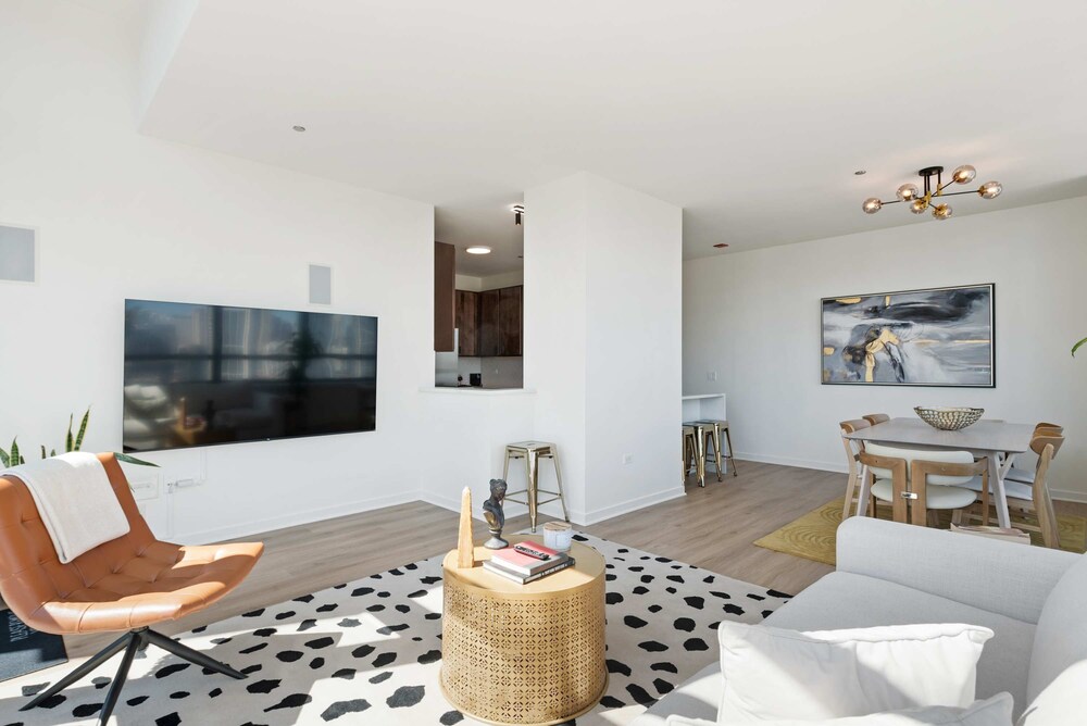 West Loop Grand Penthouse 3BR Best Views