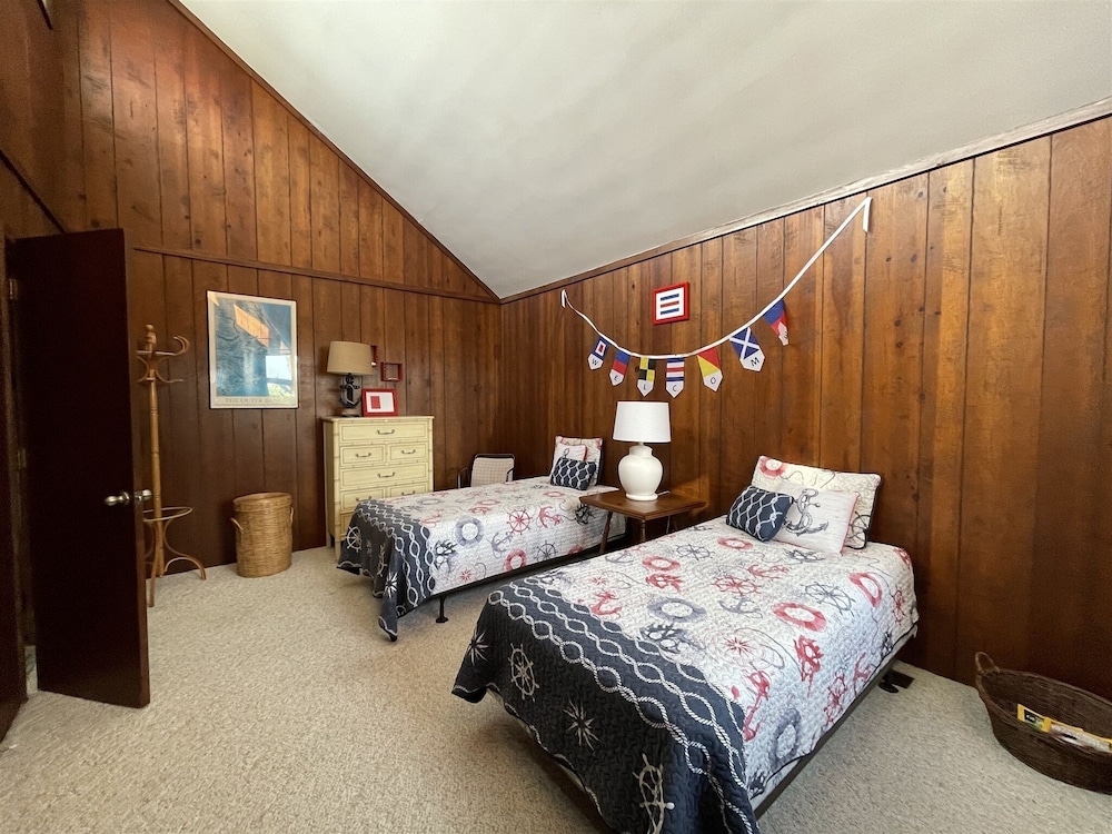 Will's Hideaway 3 Bedroom Cottage by RedAwning