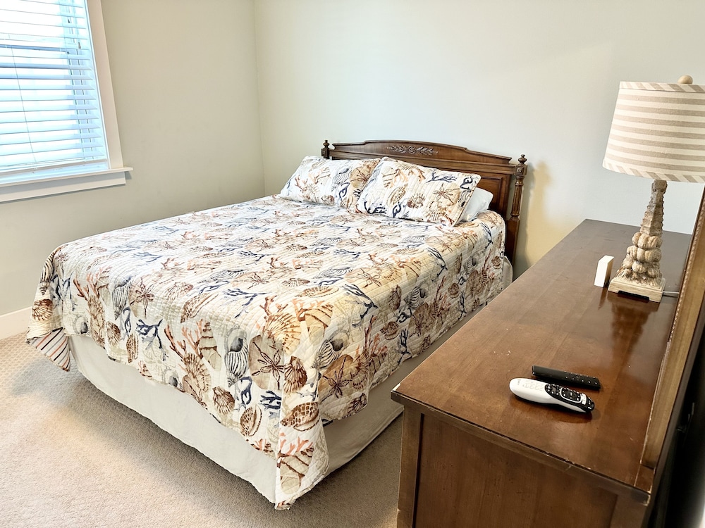 Camp David 4 Bedroom Cottage by RedAwning
