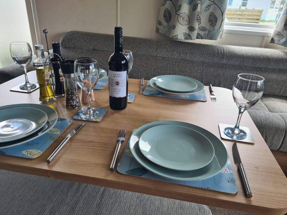 2 Bed Lodge - Sleeps 5 - Parking - Pets - Wifi