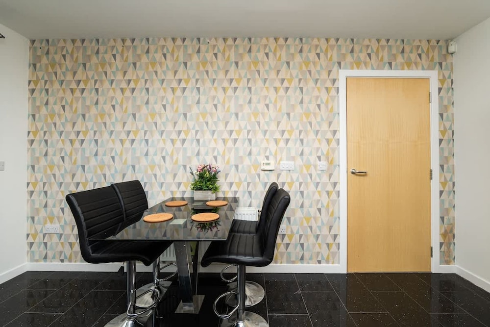 3 Bedroom House - Free Parking