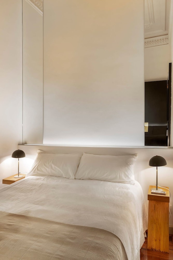 Artist Modernist 3-br Gem Next to Paseo de Gracia