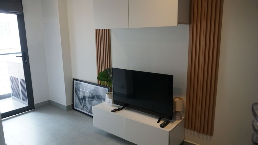 Bright & Breezy -1BR T1 211