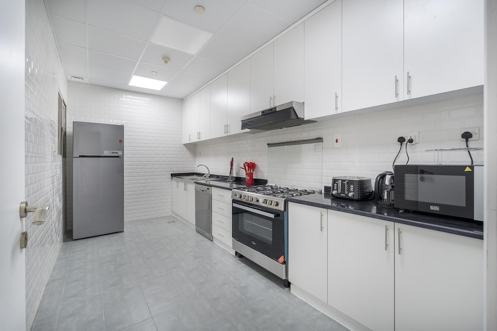 Dubai Marina - Stunning Huge 4 Bedroom Apts Near JBR - Gym - Pool - Parking by Sojo Stay