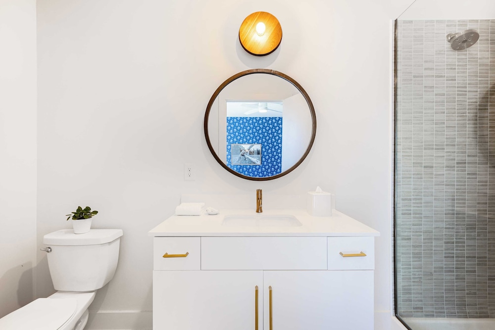 Sleeps 24, 2 Units Mins to Downtown Outrider by Avantstay