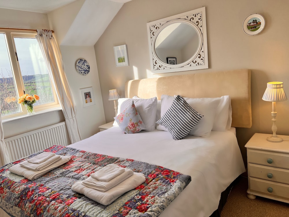 Charming 3 Bedroom Family Cottage - Dogs Welcome view 4
