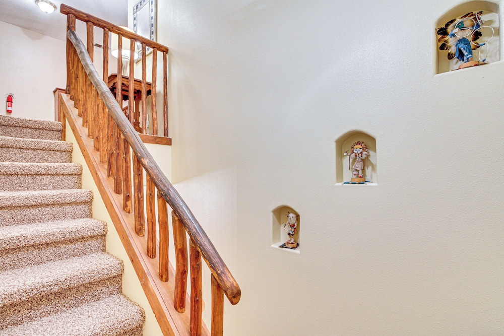 Stunning Sandia Mtn Views: Rio Rancho Retreat