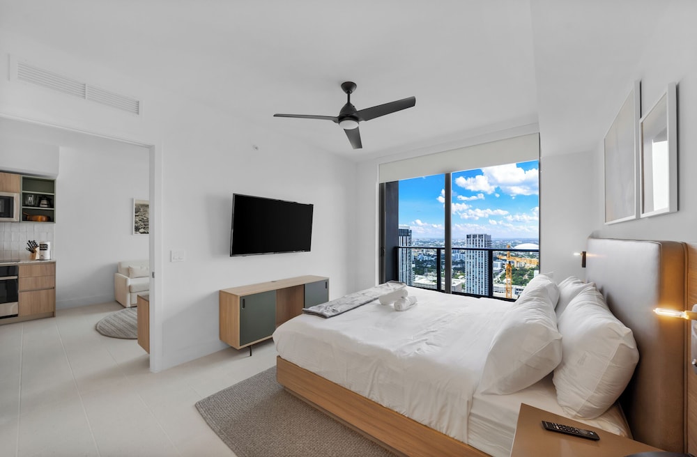 Skyline Retreat Chic 1-BR with City View